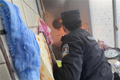 煮肉险酿悲剧  华蓥民警迅速处置