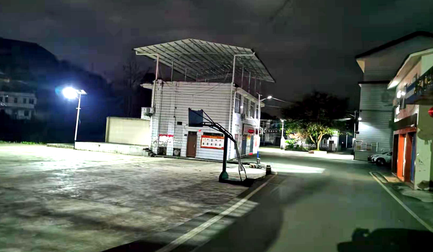 邻水企业向梁板镇捐赠40盏太阳能路灯