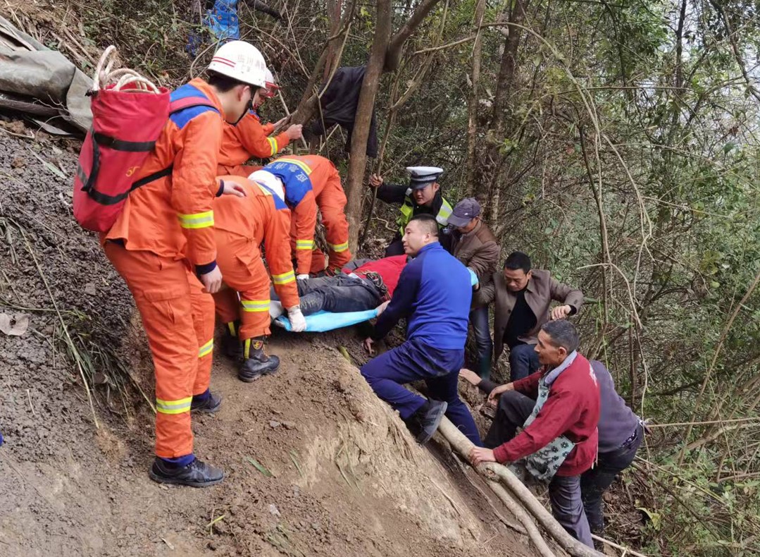 邻水县：交警消防联手  车祸伤者获救