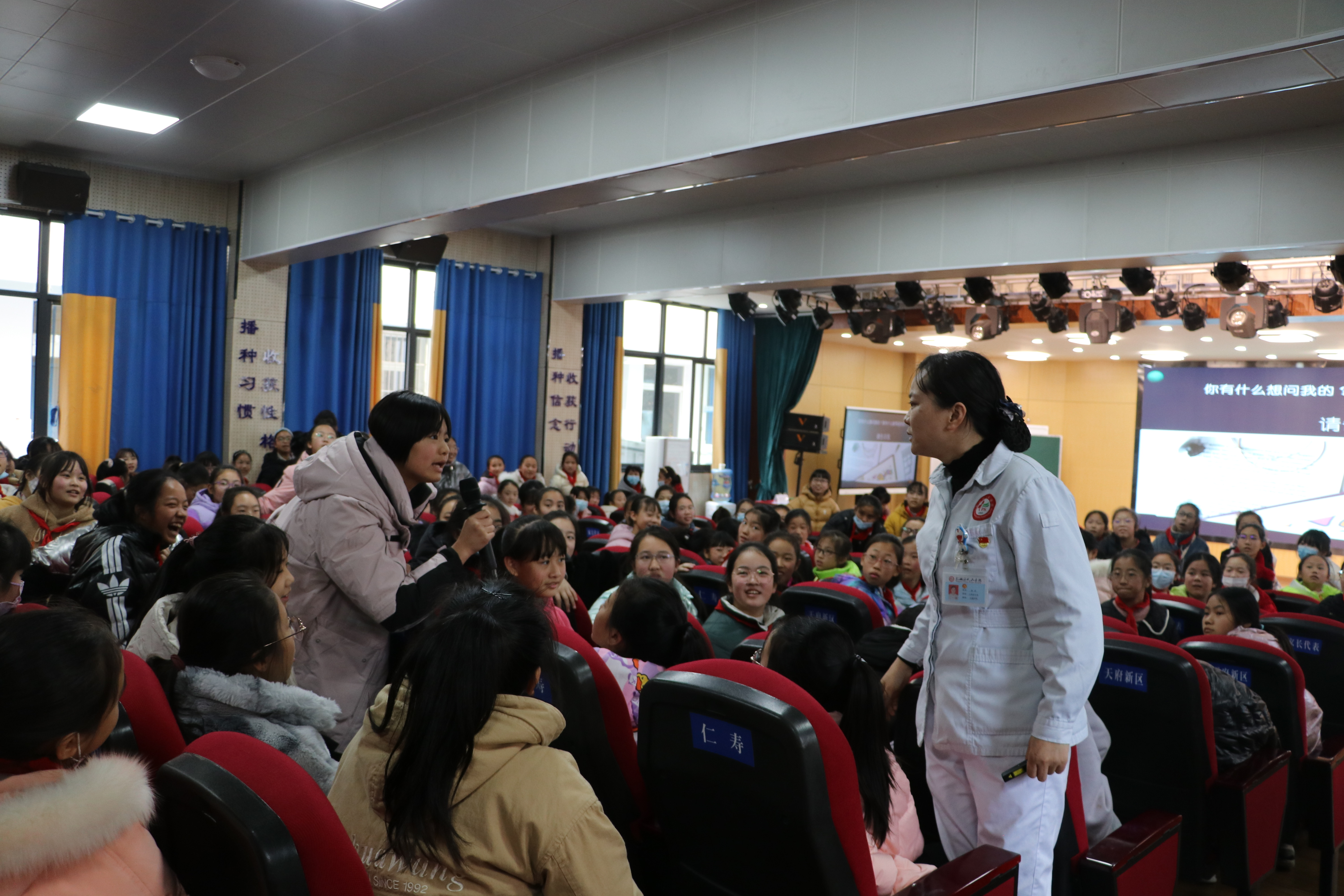 彭山一小开展六年级青春期健康教育讲座