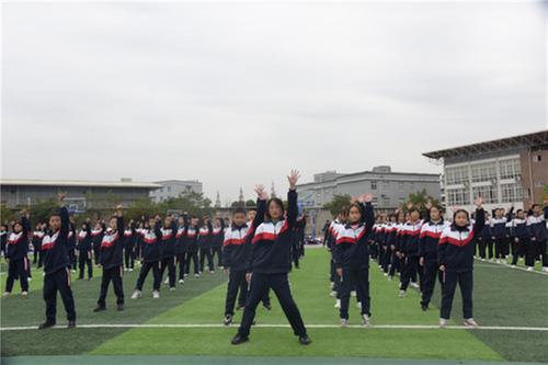 东坡区实验中学举行大课间曳步舞、间歇性运动比赛