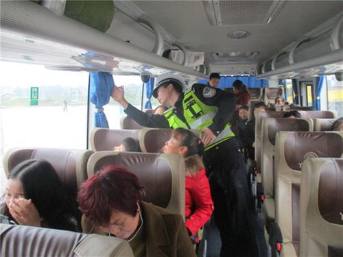 邻水县：交警走进客运站抓宣传排隐患促整改