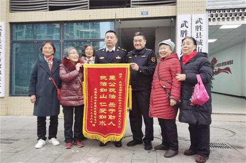 武胜县综合行政执法局秉公执法关爱老人受点赞