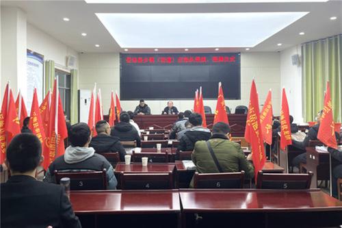 岳池县27支应急队集中授牌授旗