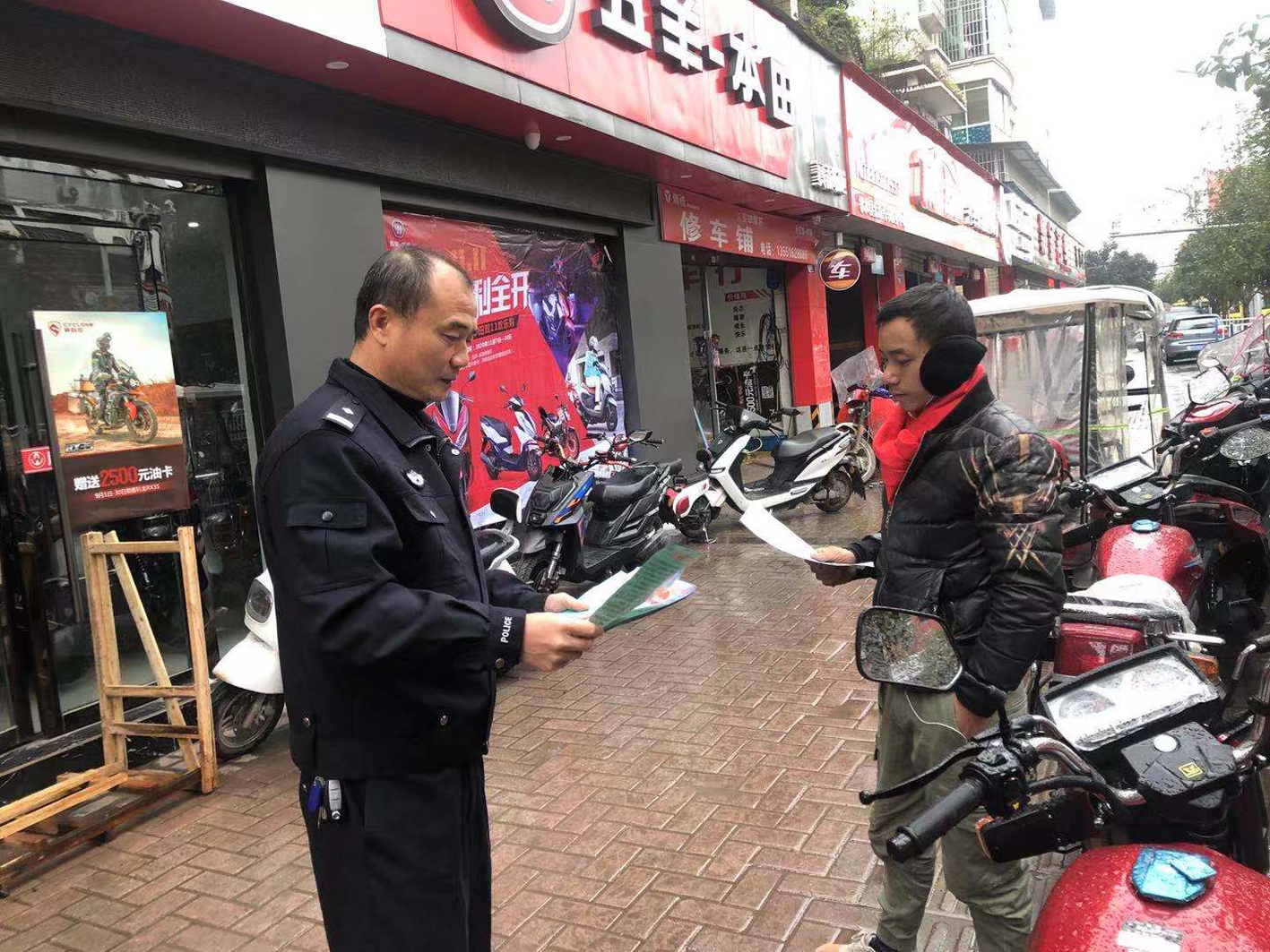 邻水县：答题赠头盔  交警宣传“变花样”