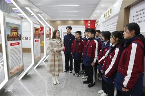 广安：党建品牌室开启“时空隧道”