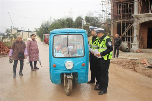邻水县：交警进村宣传 群众交口称赞