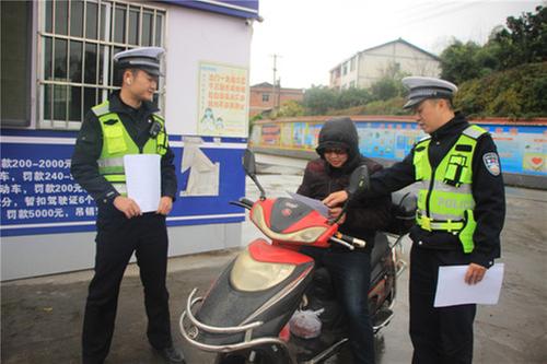邻水县：依托警保劝导站交警宣传到乡间