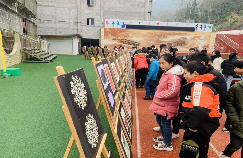 高桥九义校举办庆元旦师生书画展