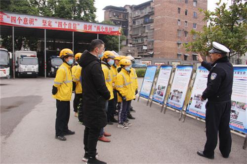 邻水县：外卖骑手进警营  参观展板接受教育