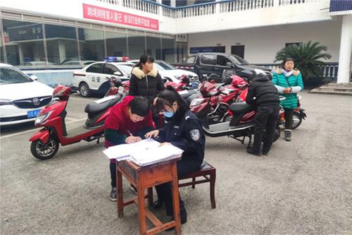 岳池县：“流动车管所”下乡 群众家门口办事