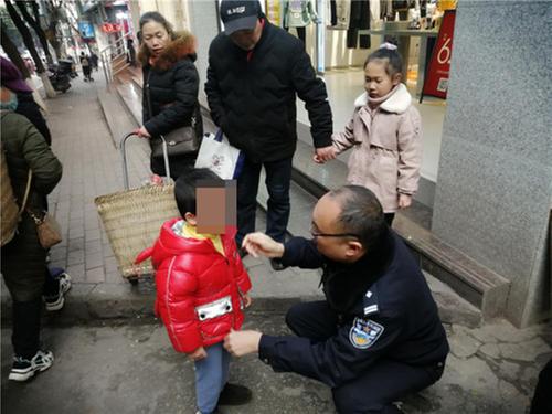 邻水县：民警外出办事 助走失小男孩回家