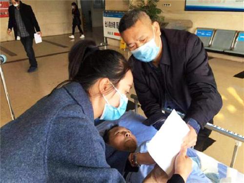 “小卡片”连着“大爱心”