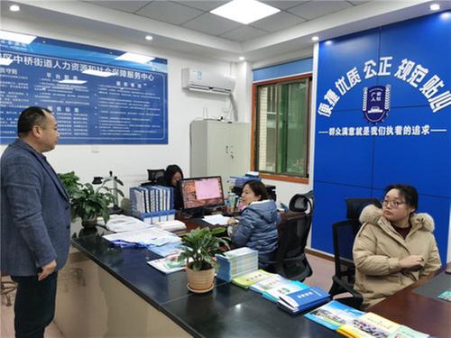 中桥街道纪工委明察暗访力促干部职工“节后收心”