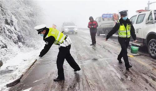 华蓥市“雪警”护航群众平安路