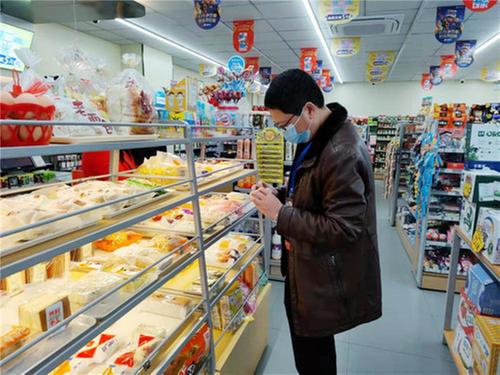 岳池县城东市场监管所积极维护群众食品安全