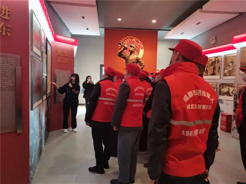 成都东部新区石板凳街道30余名退役军人代表参观成都战役纪念馆