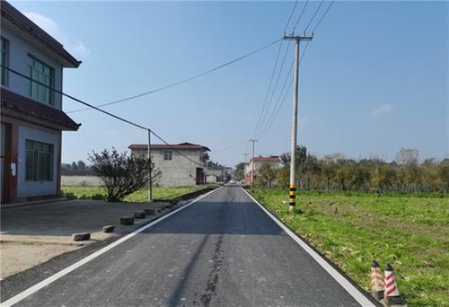 青神县：道路畅通解民忧 民生工程暖民心