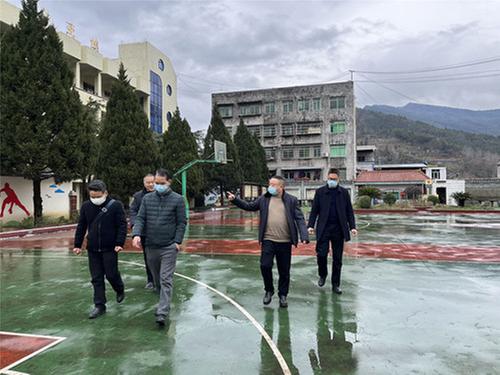 南江县教育局督查组督查乐坝小学开学工作          