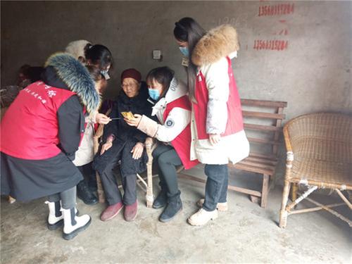 仁寿县怀仁街道蜂蜜社区网格员为老人提供贴心服务