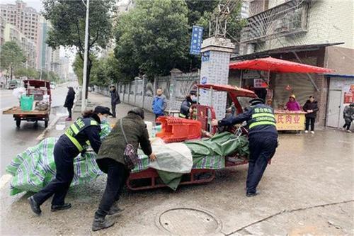 岳池县城市管理综合执法大队开展市容秩序大整治