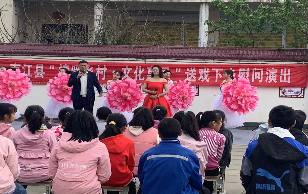 南江县百场送戏下乡慰问演出走进金盆社区