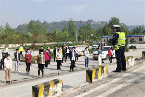 邻水县：交警进驾校,交通安全从学员抓起