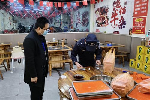 岳池县市场监管局“周三查餐厅”行动走进火锅类餐饮单位