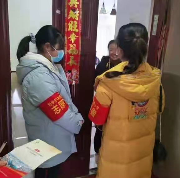 中坝小学：教师志愿者入户宣传创文知识