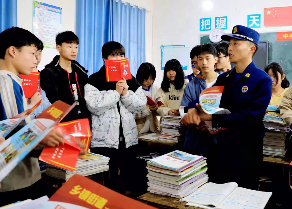 永兴镇联合消防大队开展“森林草原防灭火警示日”宣传活动