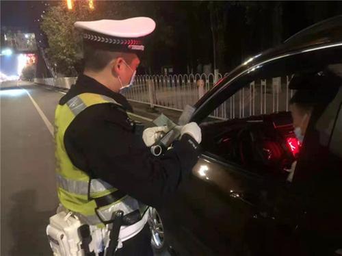 护航大运会 仁寿县公安局交警大队常态化开展夜查整治行动
