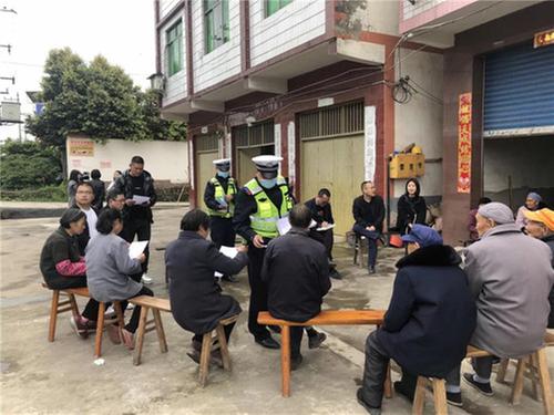邻水县：交警进村入户宣传交通安全知识
