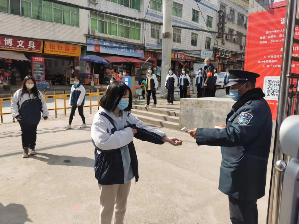 鼎山中学开展疫情防控演练 筑牢校园安全保障