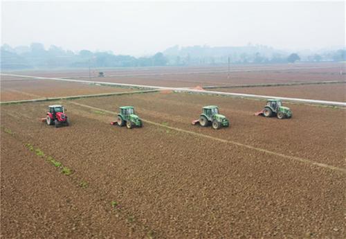 青神县：春耕备耕忙 农机强保障