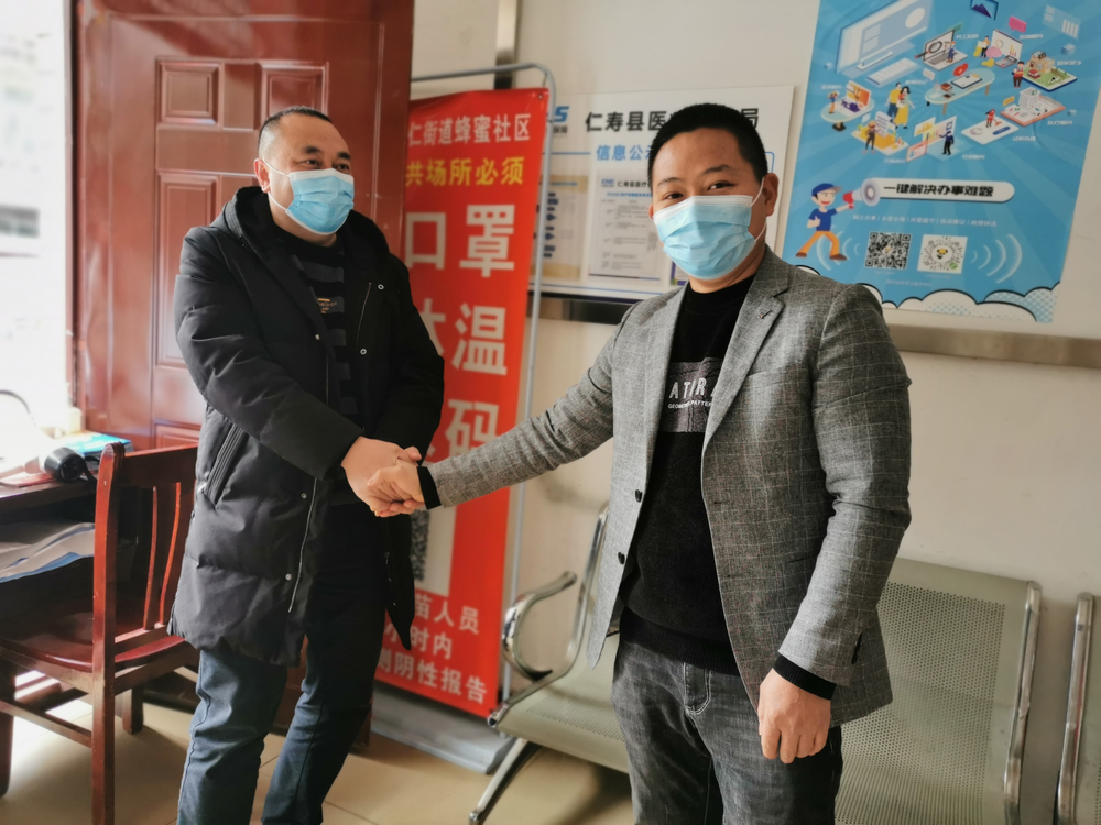 仁寿县怀仁街道蜂蜜社区爱心人士捐物抗疫