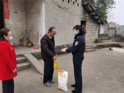 华蓥公安组织开展“双报到”活动