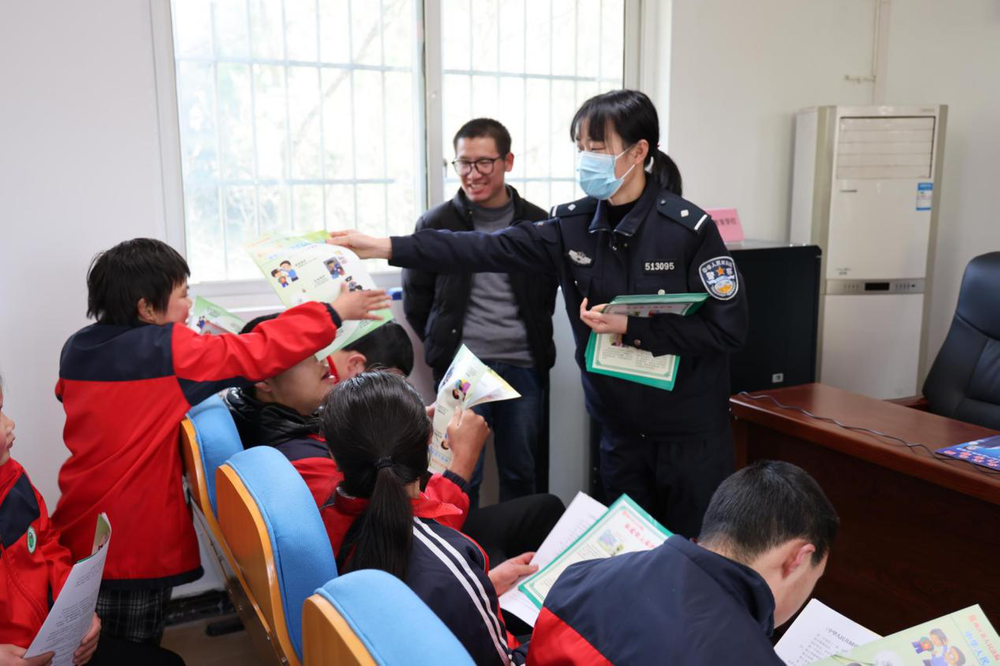 南江县人民法院走进南江县特殊教育学校送温暖