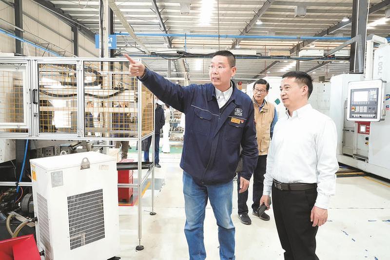 毛大付带队开展“保姆式”服务