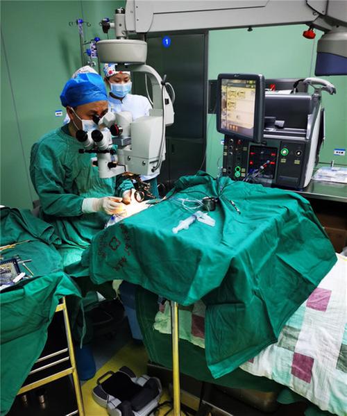 华西广安医院成功开展首例玻璃体切割手术