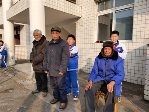 柳塘中心小学学生养老院里献爱心