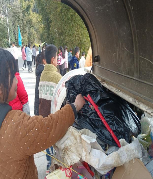 金盆小学多形式开展“学雷锋”活动