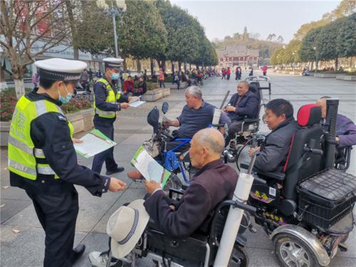 邻水县：交警为残疾人群体普及交规