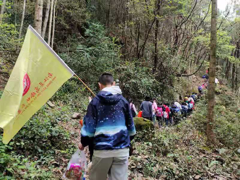 金盆小学开展“寻找春天，体验长征”少先队主题活动