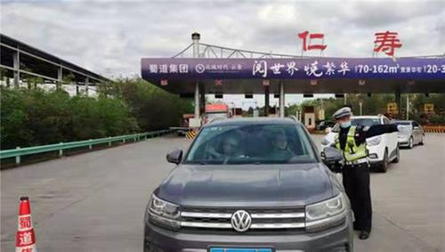 “小个子”警察吹出交通安全“最大”哨声