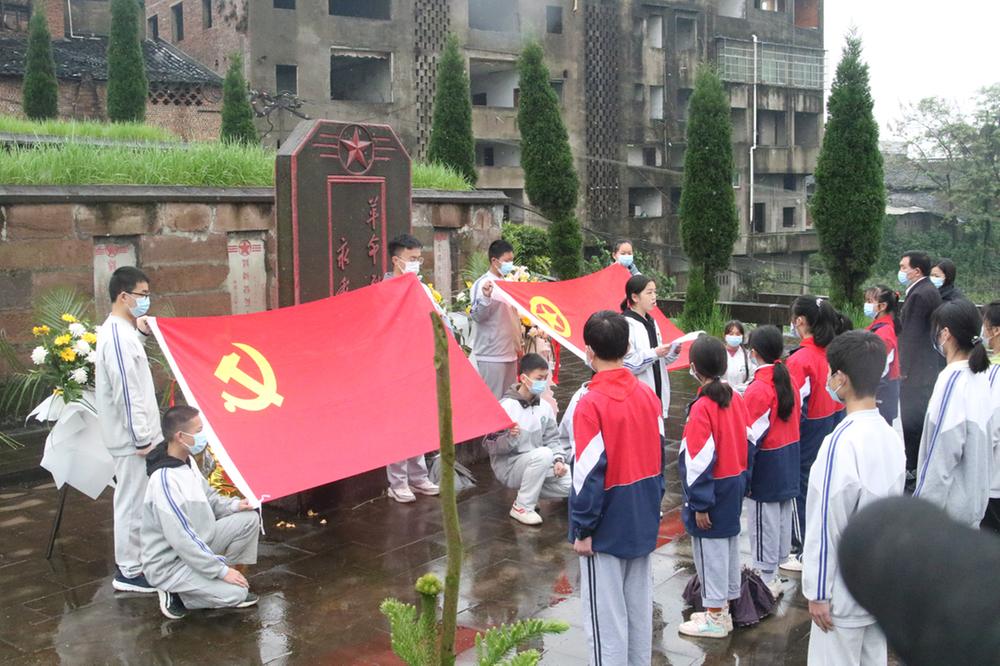 代市实验学校开展“缅怀革命先烈，弘扬爱国主义精神”团队活动