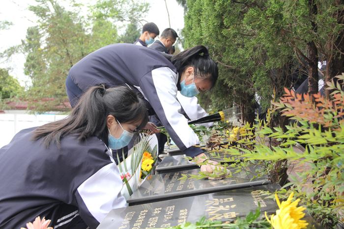 简阳职高开展清明节“缅怀革命先烈”公祭活动