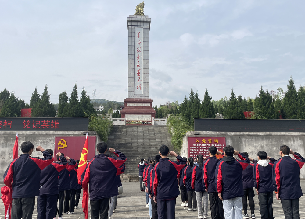 南江县沙河中学开展清明祭扫活动