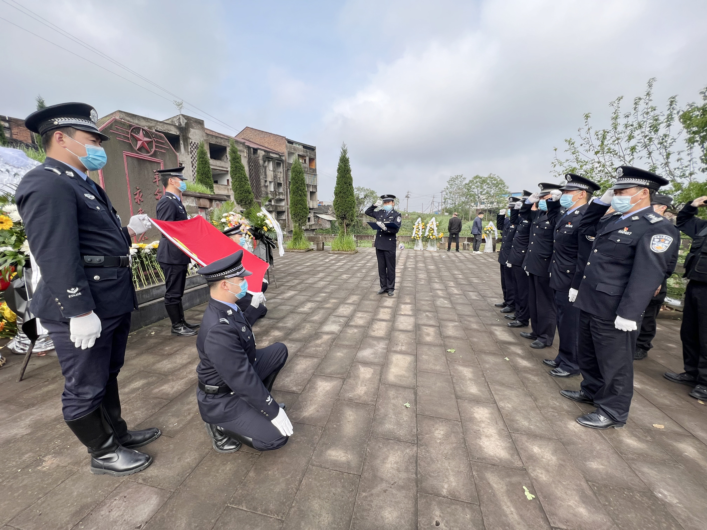 前锋公安开展清明节祭奠英烈活动