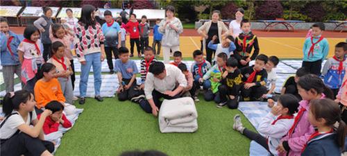 南江县傅家小学开展“叠被子”训练活动