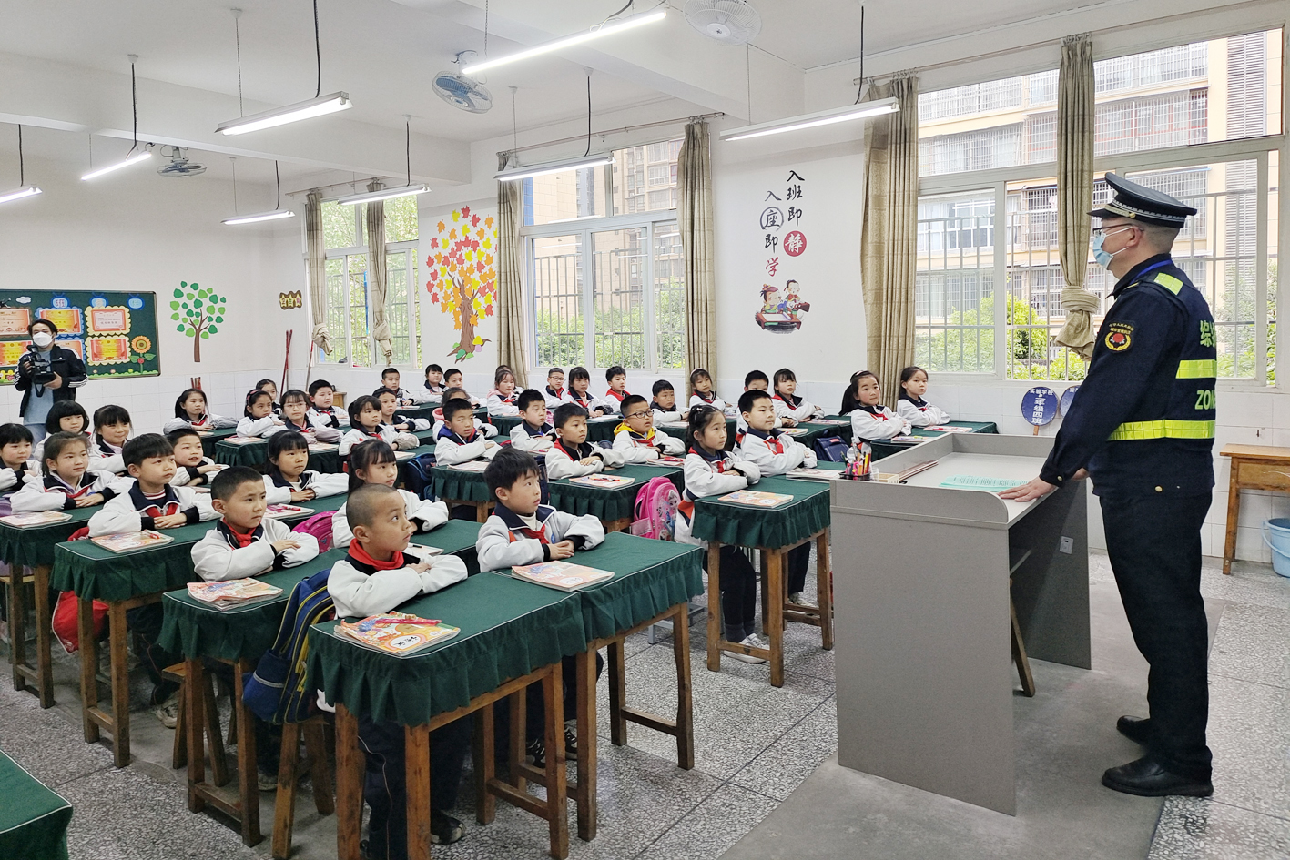 岳池县城市管理综合执法大队开展校园周边环境综合整治行动